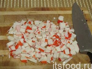Как приготовить крабовый салат с рисом?
Нарезать крабовые палочки.