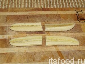 Бананы разрезать на 4 части.