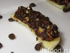 Выложить шоколадно-ореховую смесь на бананы. Дать застыть в холодильнике 15 минут.