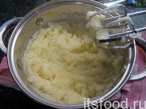 Размять картофель при помощи ручного миксера или толкушки для картофеля. Вот и всё - картофельное пюре по этому рецепту с фото готово утолить ваш голод! 