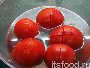 Рецепт соуса для лазаньи включает следующие шаги: на помидорах сделать надрезы, залить кипятком на 2 минуты.