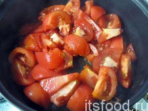Разогреть сковороду, добавив немного масла. Выложить помидоры, обжарить 1-2 минуты.