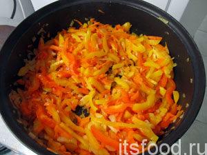 Обжарить лук, морковь и перец на масле.