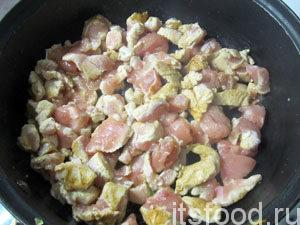 Разогреть сковороду с небольшим количеством масла, выложить курицу для лазаньи. Обжарить.