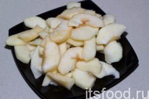 Для приготовления шарлотки с яблоками в мультиварке очистите яблоки, вырежьте сердцевину и порежьте на небольшие дольки.