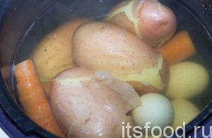 Как приготовить салат оливье? Картофель, морковь и яйца отварить до готовности. Остудить.