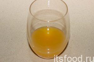 Из самого апельсина выжать сок (нужно 150 мл).