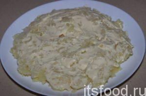 Как выкладывать доя рыбы под шубой слои: потертый картофель выложить на тарелку. Обильно смазать майонезом (3 - 4 ст. л. на слой).