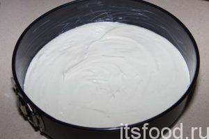 Вылить тесто в форму. Легонько растрясти форму, чтобы бисквит получился ровным.