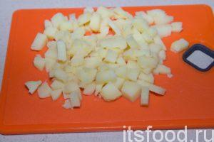 Картофель нарезать кубиками, положить в салатник.