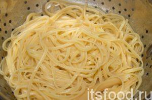 Слить воду с макарон. Не выливайте всю воду, оставьте немного (около 100 гр.) для соуса. Откинуть спагетти на дуршлаг.