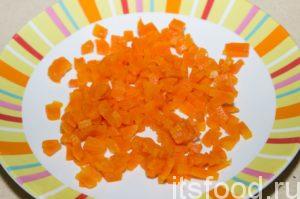 Морковь нарезать кубиками, положить в салатник.