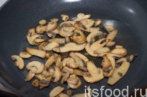Теперь надо приготовить сливочно-грибной соус для пасты. Обжарьте грибы на раскаленном растительном масле.