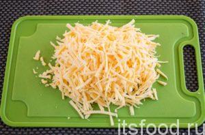 Рецепт сырных блинчиков с зеленью очень прост в исполнении. Сначала натрите сыр.