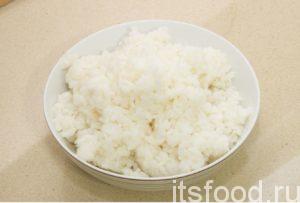 Переложить рис в блюдце и оставить немного остывать.