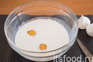 Вбейте в теплое молоко яйца, слега взбейте смесь венчиком. Добавьте сахарный песок и соль, перемешайте.