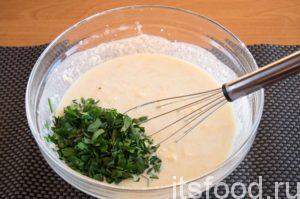 В тесто добавьте мелко порубленную зелень. В смесь вылейте пару столовых ложек рафинированного масла.