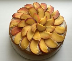 Персиковый торт на скорую руку