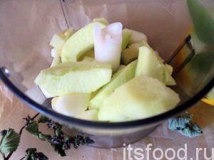 Теперь добавьте измельченные яблоки, предварительно снявс них шкурку.