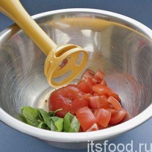 Следующий этап - приготовление домашнего кетчупа. Свежий мытый помидор следует порезать крупными кусками, предварительно удалив у плода плодоножку и жесткую сердцевину. Сложить кусочки в глубокую миску и туда же добавить соленый помидор, удалив с него тоненькую 