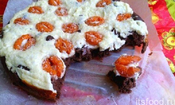 Шоколадно-творожный пирог с абрикосами