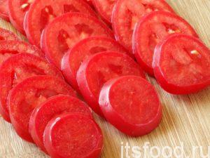 Нарезаете кружочками томаты. Лучше всего для этого блюда брать помидоры продолговатой формы – сливки. Они более мясистые по структуре, да и кружочки из них получаются небольшие в диаметре.