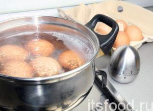 В это же время поставьте вариться яйца до крутого состояния. Через пять минут после закипания, залейте яйца ледяной водой, это ускорит процесс остывания и скорлупа легче отделится.