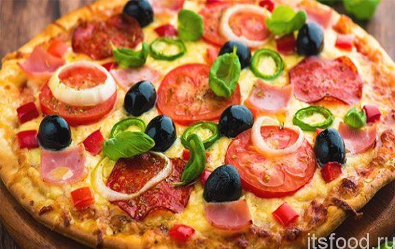 Пицца с ветчиной и сыром - рецепт с фото