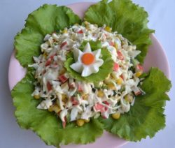 Крабовый салат - рецепт классический с огурцом и кукурузой