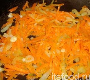 Лук с морковкой очистить и помыть. Луковицу нарезать тонкими полукольцами. Морковку потереть на крупную терку. Подготовленные овощи разделить на две равных части. Одну часть выложить в рыбный бульон. Вторую часть обжарить до мягкости на растительном масле.
