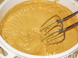 Приготовим крем для торта с песочным тестом. Для этого нужно соединить масло комнатной температуры с ванильным сахаром, взбить добела, добавить сгущенку и взбивать еще несколько минут, пока масса не станет полностью однородной.