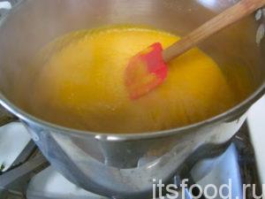 Тыквенный суп пюре с баклажанами снова поставить на плиту, заправить специями и вскипятить, используя минимальный огонь.