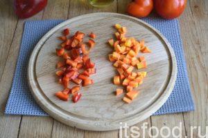 Морковь нарезаем небольшими кубиками, чтобы оранжевый плод быстрее приготовился. Из перца удаляем семена и нарезаем его так же: небольшими ломтиками.