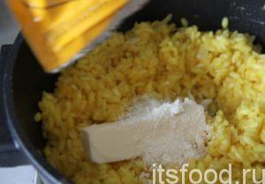 Сыр потереть на мелкую терку и выложить к рису вместе с 2 ст. л. сливочного масла.