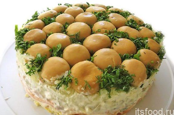 Слоеный салат с курицей и грибами «Грибная поляна» - рецепт с фото