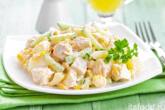 Салат из курицы с ананасами и кукурузой - рецепт