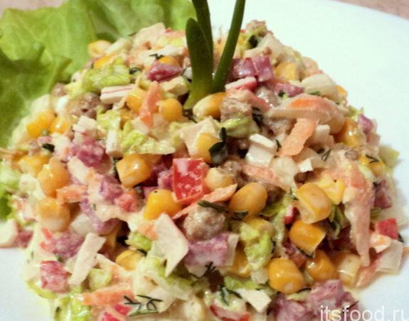 Салат с копченой колбасой и кукурузой: рецепт