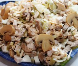 Салат с курицей и грибами