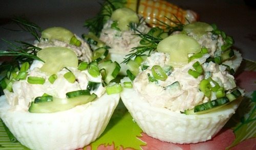 Салат с тунцом в яичных тарталетках