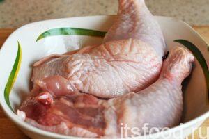 Приступаем к приготовлению курицы с картошкой на сковороде по японским мотивам
Прежде всего, нужно промыть куриные окорочка и немного просушить их кухонными салфетками.