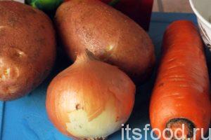 Промоем корнеплоды и почистим картофель, морковь и лук.