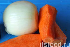 Почистим основной лук и морковь. 
