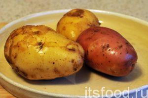 Промоем и почистим несколько картофелин среднего размера. 