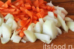 Нарежем очищенную морковь и лук, на небольшие кусочки. Это будет основа для заправки борща с салом. 