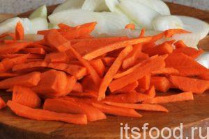 Режем морковь крупной соломкой и лук полукольцами.