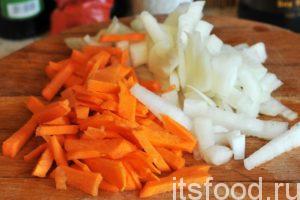 Нарежем морковь тонкими брусочками, а лук нарежем помельче, как получится.
