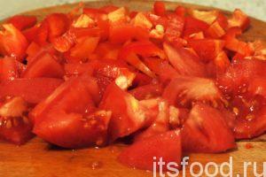 Нарежем помидор с болгарским перцем на небольшие кусочки и также поместим их в сковороду. Все перемешаем и тушим на малом огне.