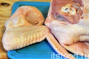 Куриные крылья отрезаем с небольшим количеством грудного белого мяса. Охлажденные крылья из магазина необходимо промыть и дать стечь воде. 