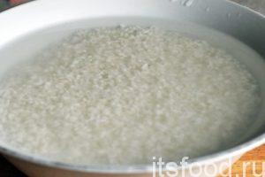 Рис необходимо промыть и залить крутым кипятком. 