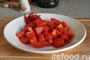 Нарежем помидоры и острый перец и добавим их в казан. Тушим все вместе еще 5-7 минут. Приготовление зирвака для вкусного плова вступает в решающую фазу. 